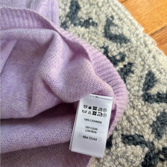 EUC Tahari cashmere lavender sweater - Picture 2 of 3